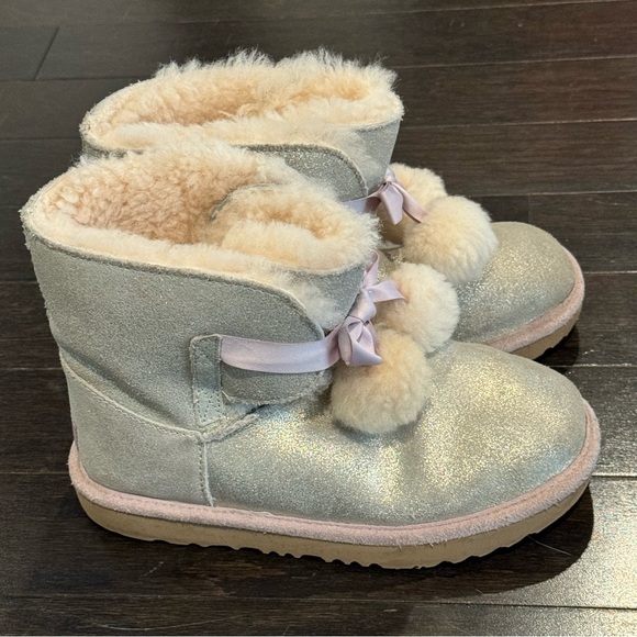 Girls Uggs Gita Silver Metallic boots - Picture 4 of 11